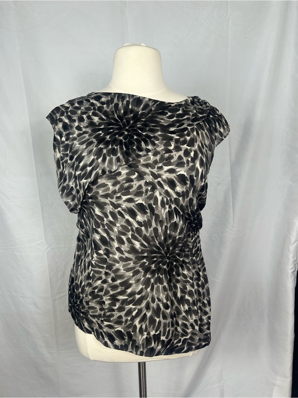 Ann Taylor Black & Gray Floral-Abstract Cap Sleeve Blouse